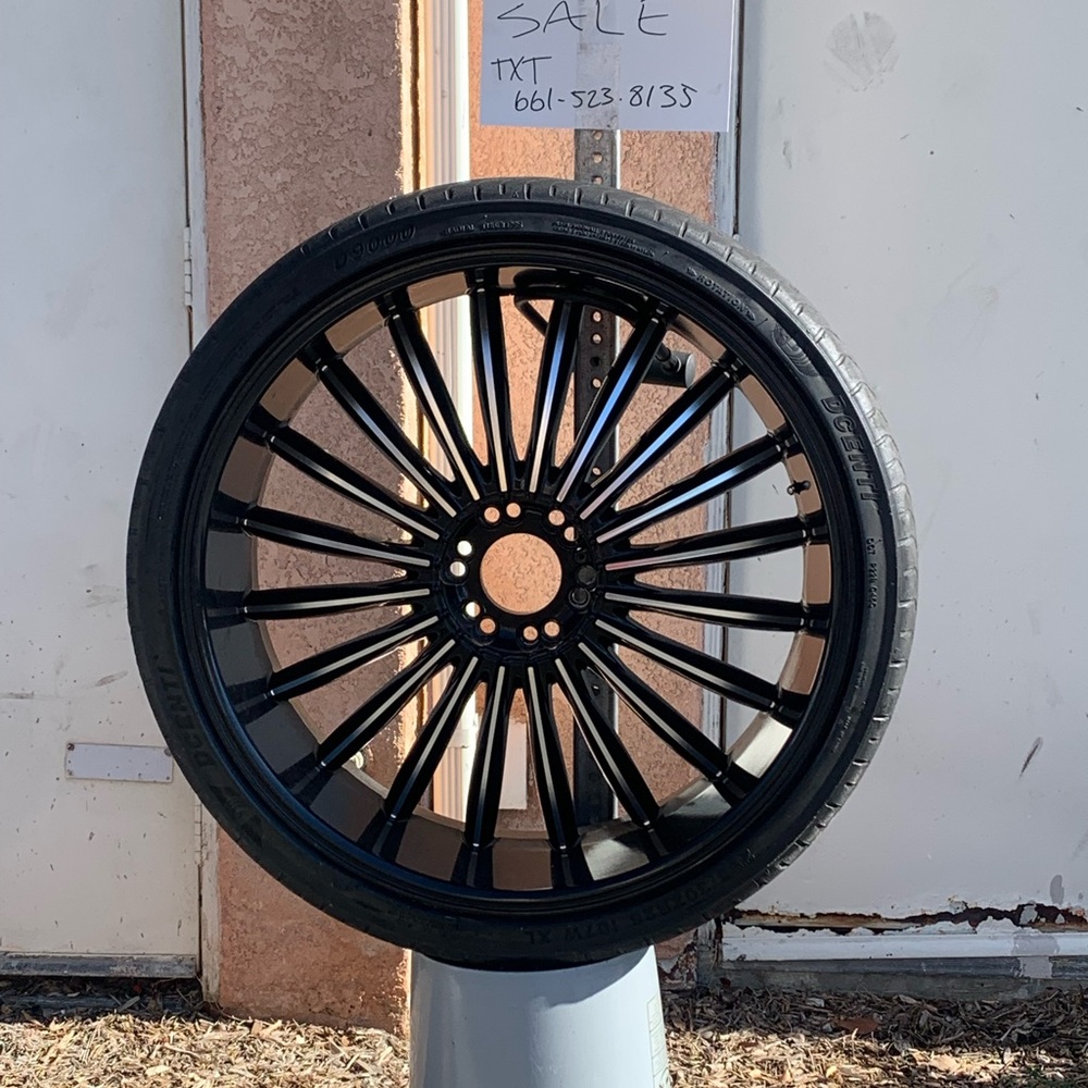 Glossy Black Multi-Spoke Car Wheel Rim with Tire